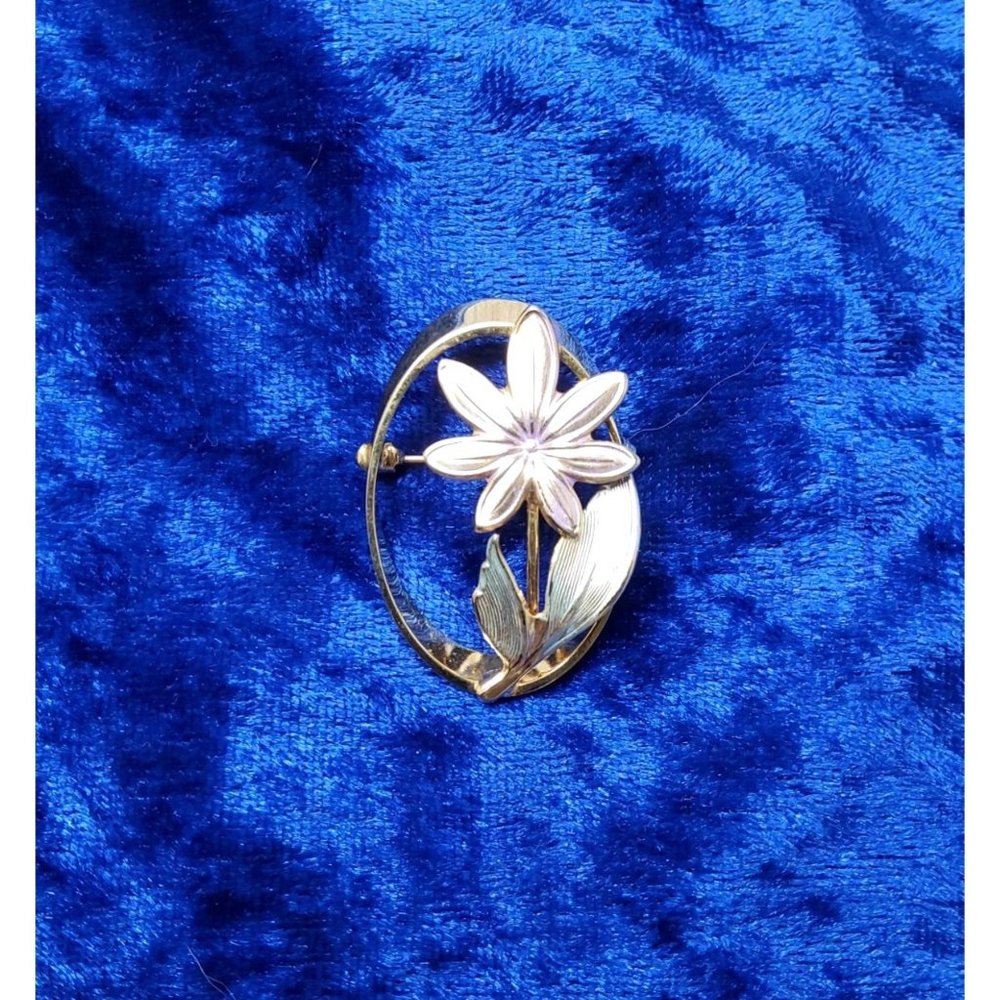 vintage beautiful oval gold tone whisp of lavender flower open see through brooc